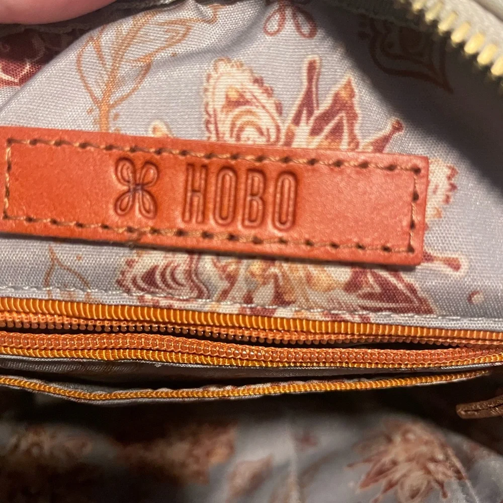 Gorgeous distressed leather with gold accent HOBO set - Picture 4 of 9